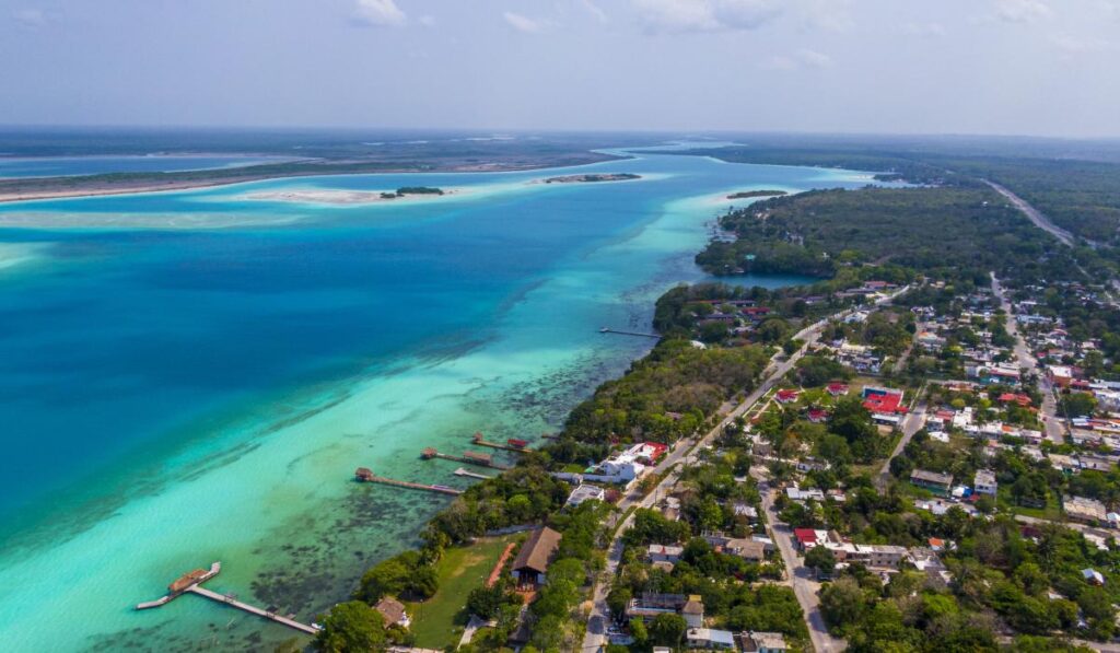 DJI_0698_dcea7f9f-3cc5-4cf3-9cd5-edfa71f8c053-1024x597 Bacalar: El Pueblo Mágico de la Laguna de los Siete Colores