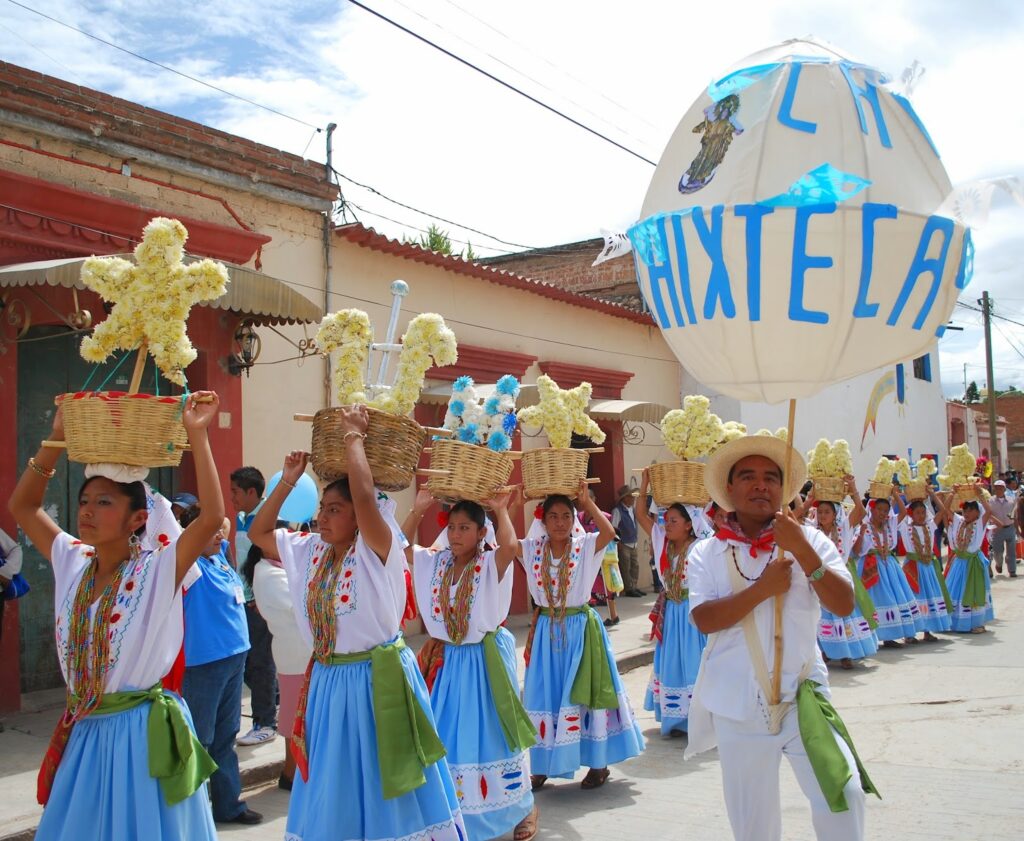 ESTAMOS-TRABAJANDO-EN-EL-PROYECTO_-_UNA-FAMILIA-MARAVILLOSA__-1024x841 Descubre la magia de Asunción Nochixtlán, Oaxaca